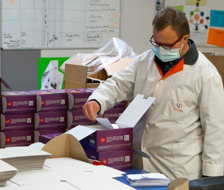 Un collaborateur ESATCO prépare le conditionnement des boîtes de l'un de nos clients