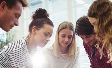 groupe de personnes travaillant ensemble