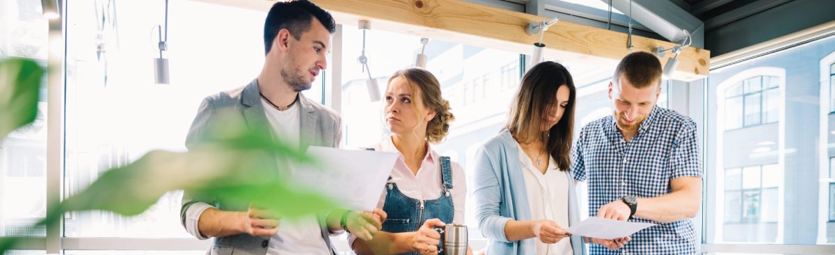 Groupes de personnes qui échangent