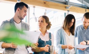 Groupes de personnes qui échangent