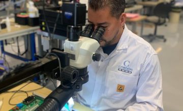 Technicien réparant une carte électronique